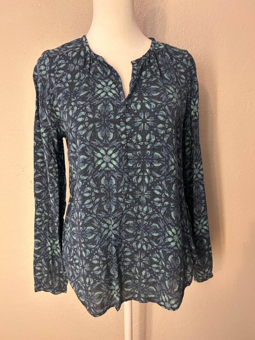 Hinge Women's Blouse Floral Print Navy Blue & Sky Blue Long Sleeve V-Neck